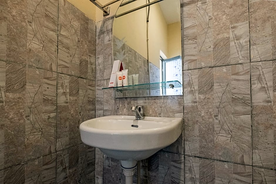 OYO 1075 Rumah Indah Losari Inn