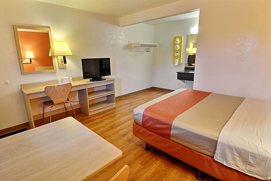 Travelodge by Wyndham Brattleboro VT