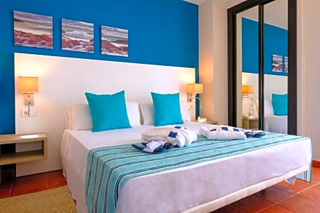 STANDARD JUNIOR SUITE OCEAN VIEW 2 ADULTS + 2 CHILDREN LATERAL SEA VIEW