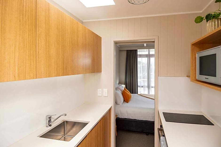 Whispering Sands Beachfront Motel