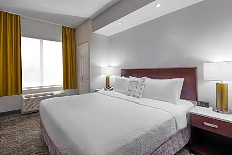 King Suite with Roll-In Shower and Trundle Sofa - Mobility Access/Hearing Accessible