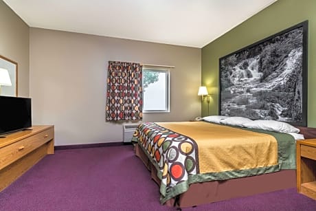 1 King Bed, Suite, Pool View, Non-Smoking