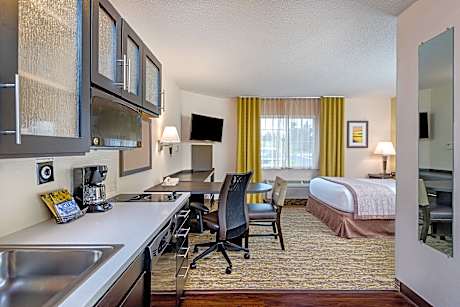 1 Queen Studio Suite Mobility Accessible Tub