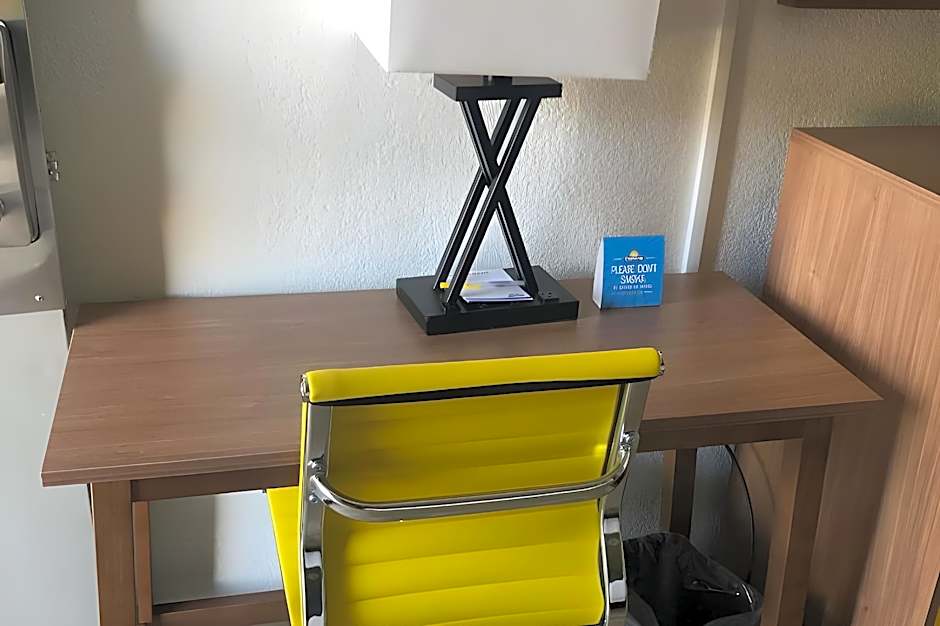 Days Inn & Suites by Wyndham Indianapolis Airport East