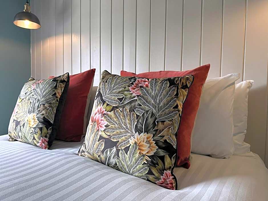 Rooms Above Sugar Boat