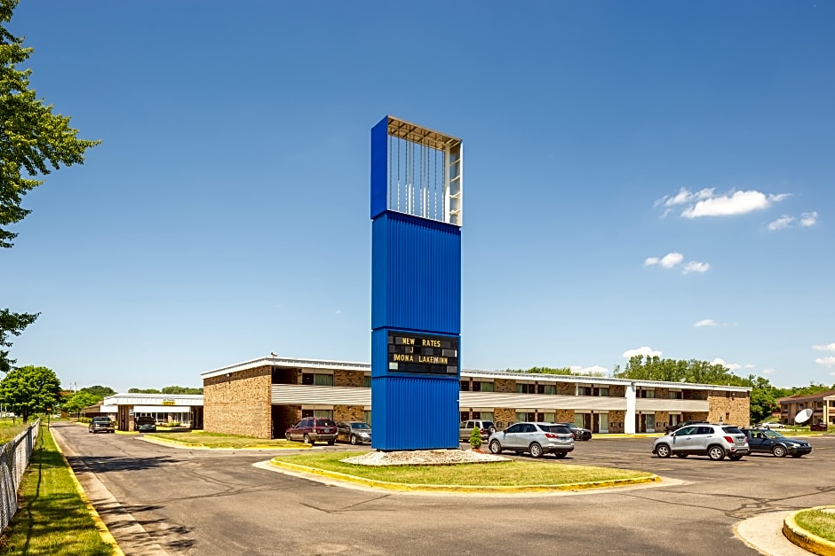 OYO Hotel Mona Lake Muskegon