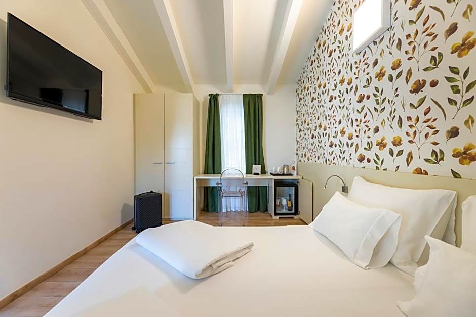 Hi Hotels Torbole - Heated Outdoor Pool & Spa