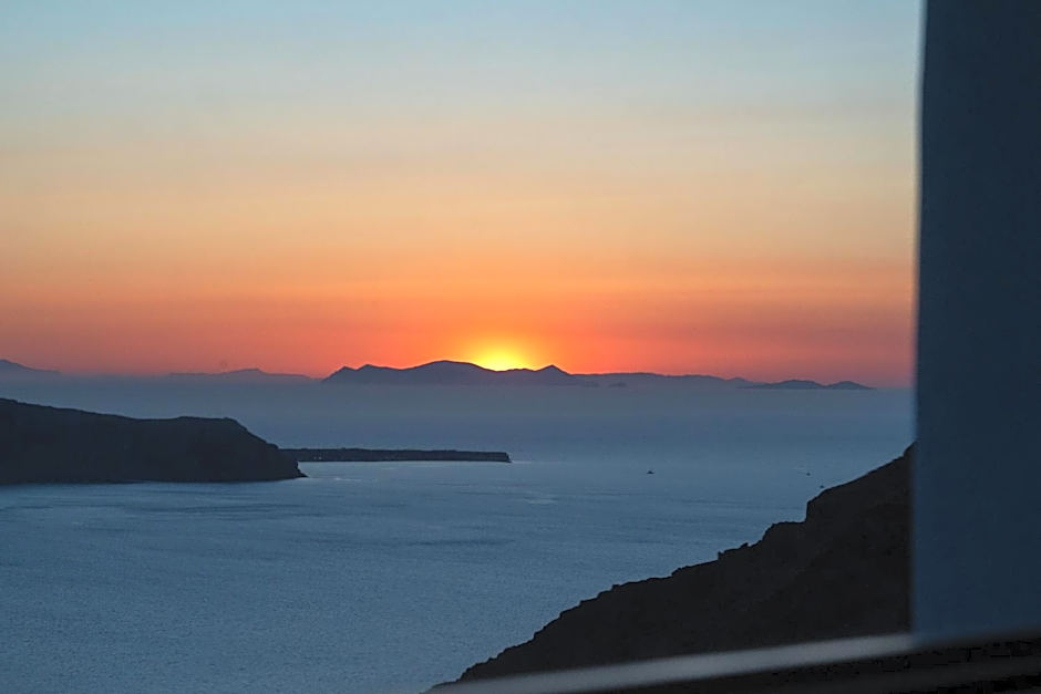 Sun Rocks Boutique Hotel - Caldera View Suites & Sunset Dining Experience