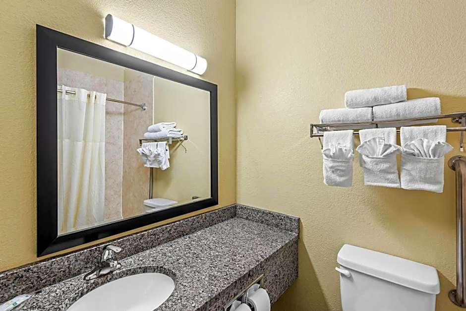 Quality Inn & Suites Des Moines Airport
