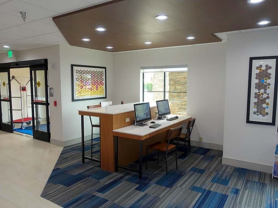 Holiday Inn Express & Suites Brentwood By IHG