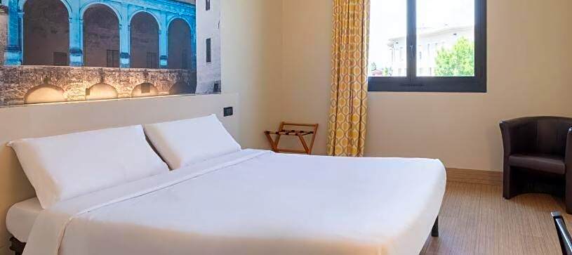 Photo 1 of 4 of Double Room