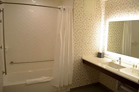 1 King Bed Standard Comm Accessible Tub