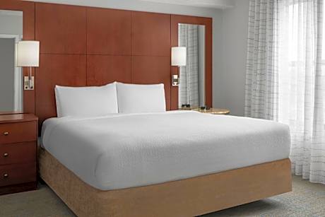 King Studio with Sofa Bed and Transfer Shower - Mobility and Hearing Accessible