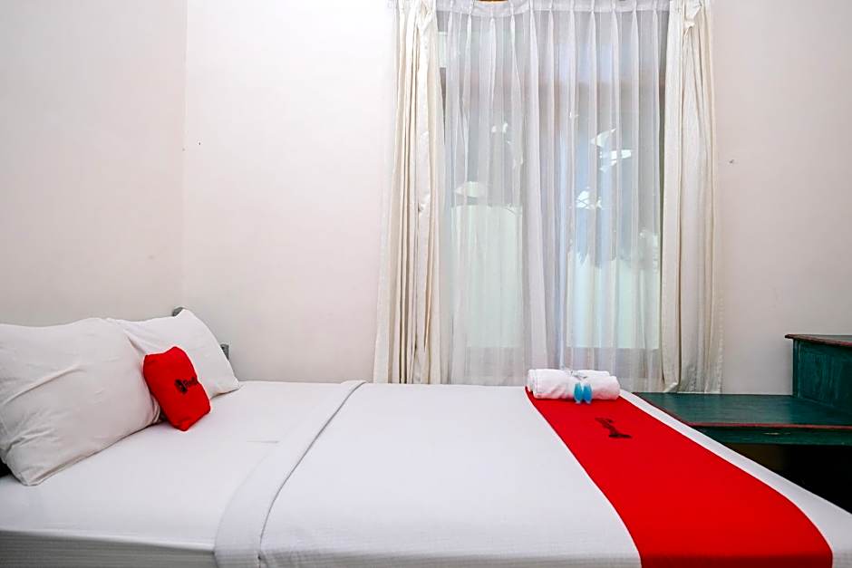 RedDoorz @ Savitri Hotel