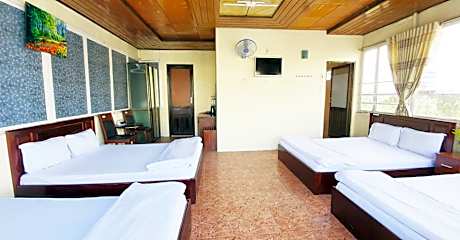 Family Room for 6 Adults