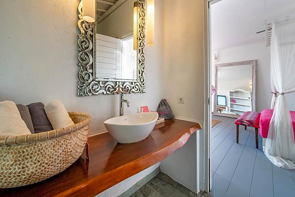 PinkCoco Uluwatu - Constant Surprises & for Cool Adults Only