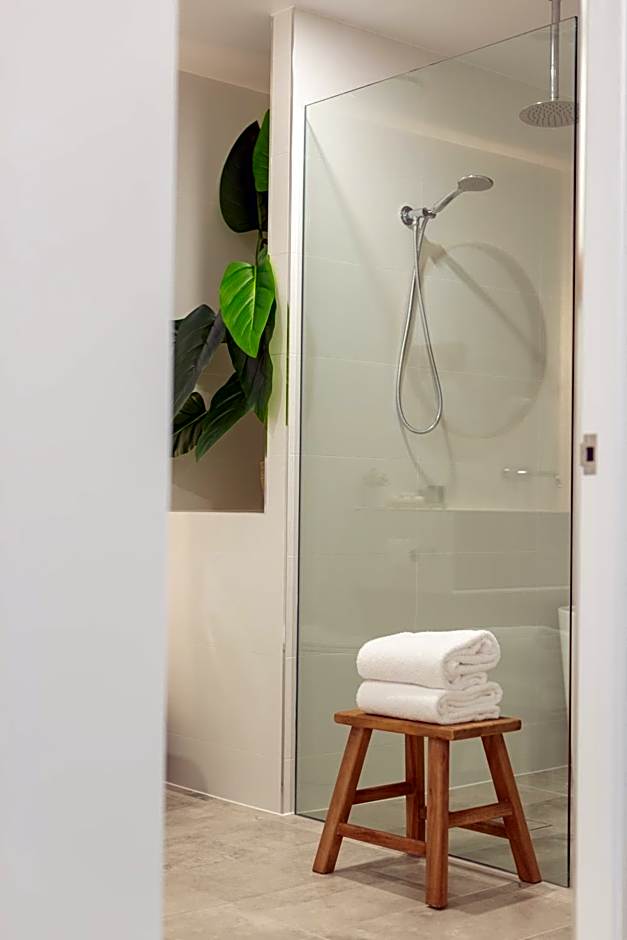 Astina Suites, Forster