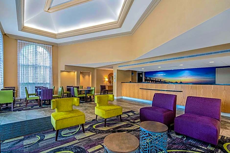 La Quinta Inn & Suites by Wyndham Naples Downtown