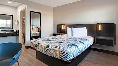 Deluxe Queen Room - Non-Smoking