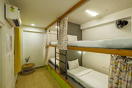 Deluxe 4 Bed Mixed AC Dorm