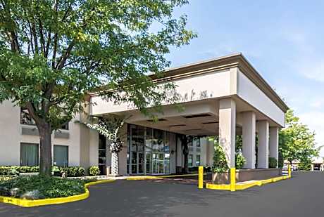 Plaza Inn & Suites