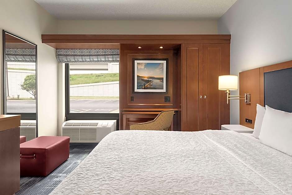 Photo 1 of 4 of 1 King Bed, Hearing/Mobility Accessible, Bathtub