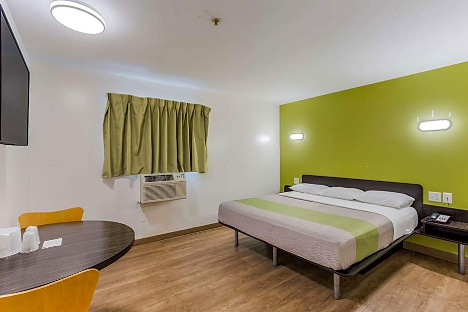 Motel 6-Jacksonville, FL - South