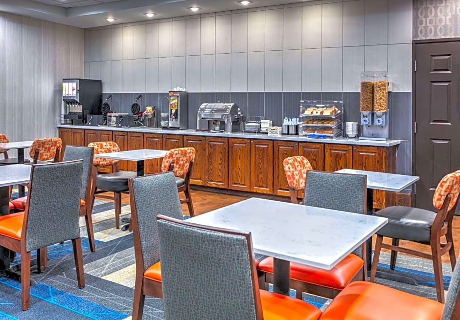 La Quinta Inn & Suites by Wyndham Fort Worth Northeast Mall