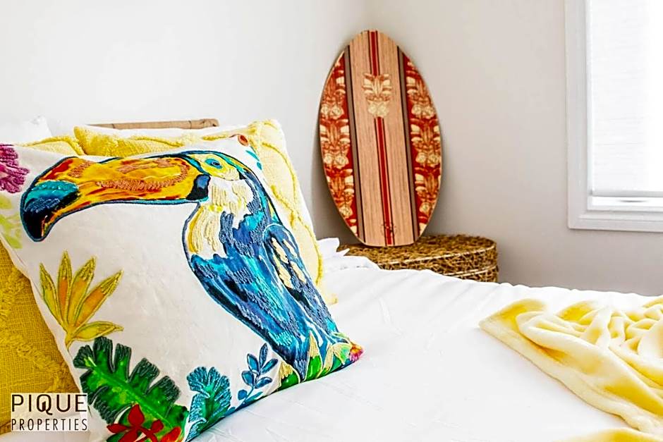Tropical Oasis - King Beds - Free Netflix & Parking - Fast Wi-Fi