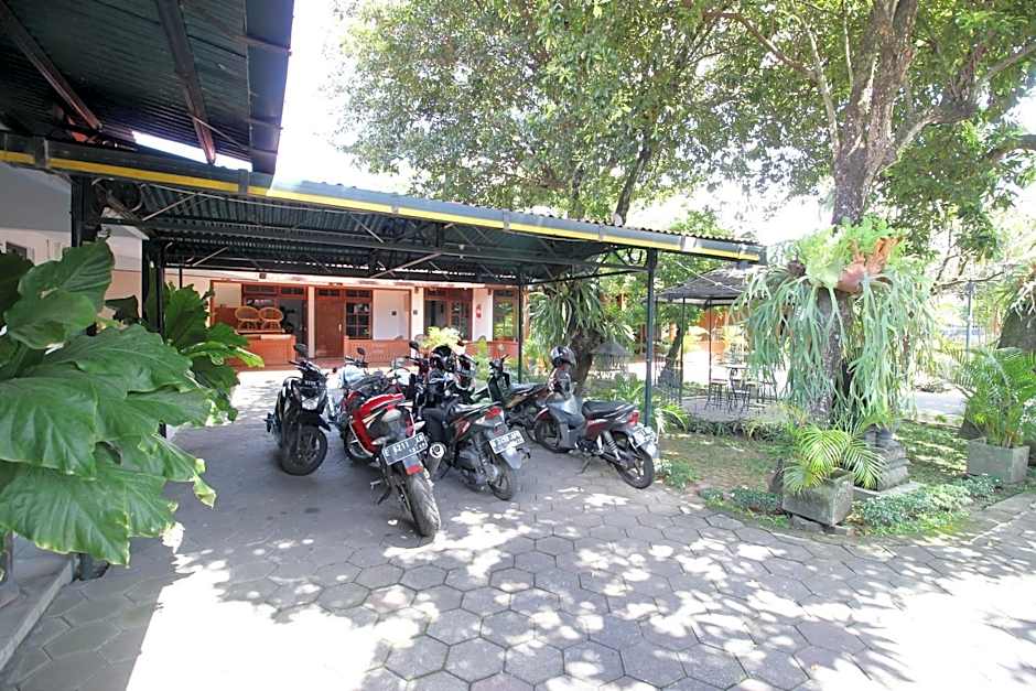 RedDoorz Plus near Alun Alun Selatan 2