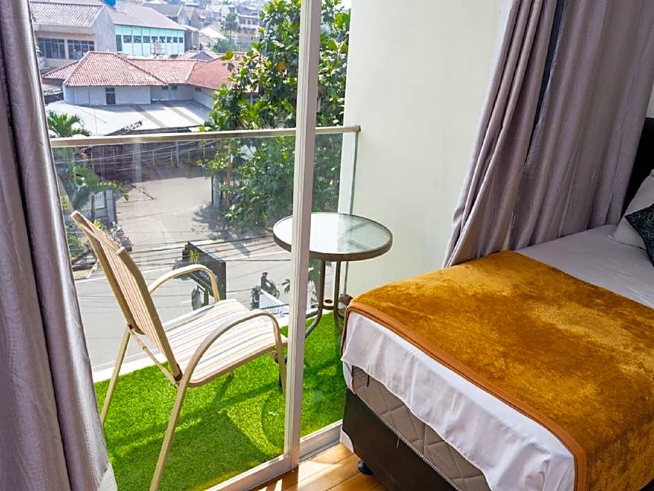 RedDoorz near Setrasari Mall 4