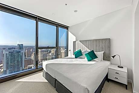 Three-Bedroom Two Bathroom Sky High River View Deluxe Apartment