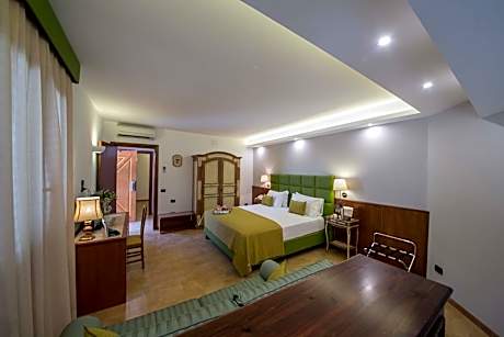 Two-Bedroom Suite with Outdoor Jacuzzi