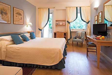 Deluxe Double or Twin Room with Partial Sea View