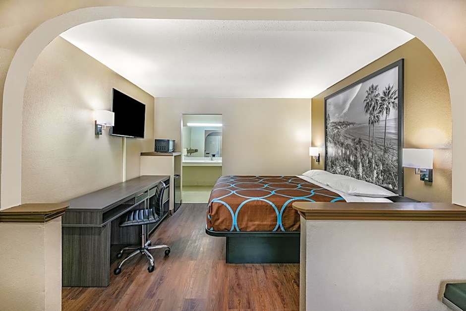 Super 8 by Wyndham Moss Point