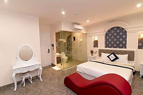 Suite with Balcony and Lake View