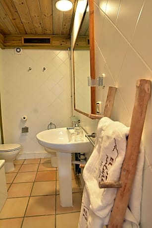 Family Room between 6-2 person