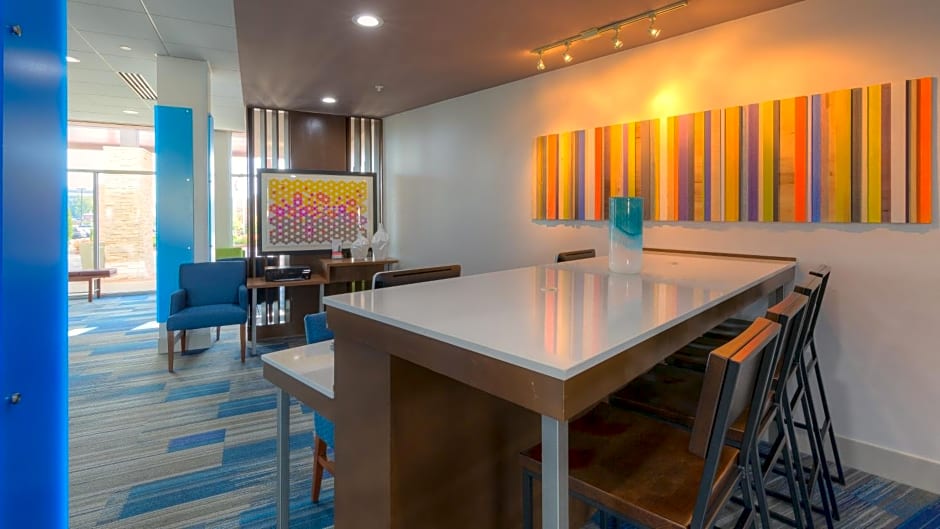 Holiday Inn Express & Suites Tulsa Midtown By IHG