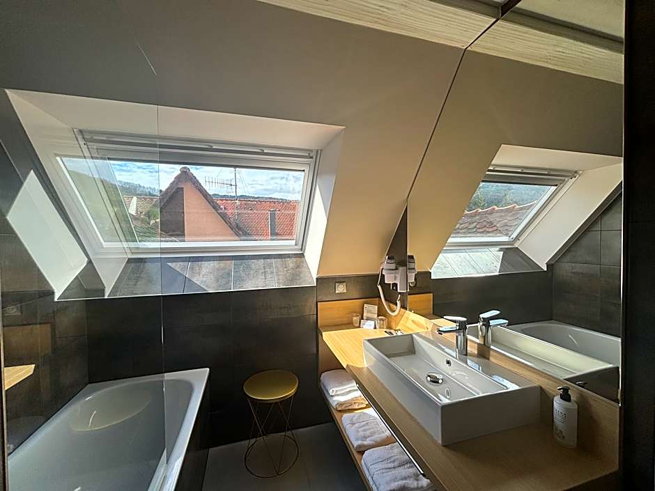 Photo 1 of 5 of Executive 1 King Bed, Bathtub