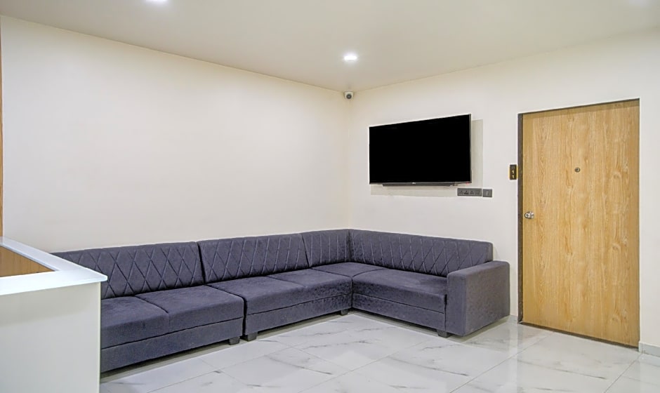 Treebo Grand Lotus - 3 Km From Textile Market