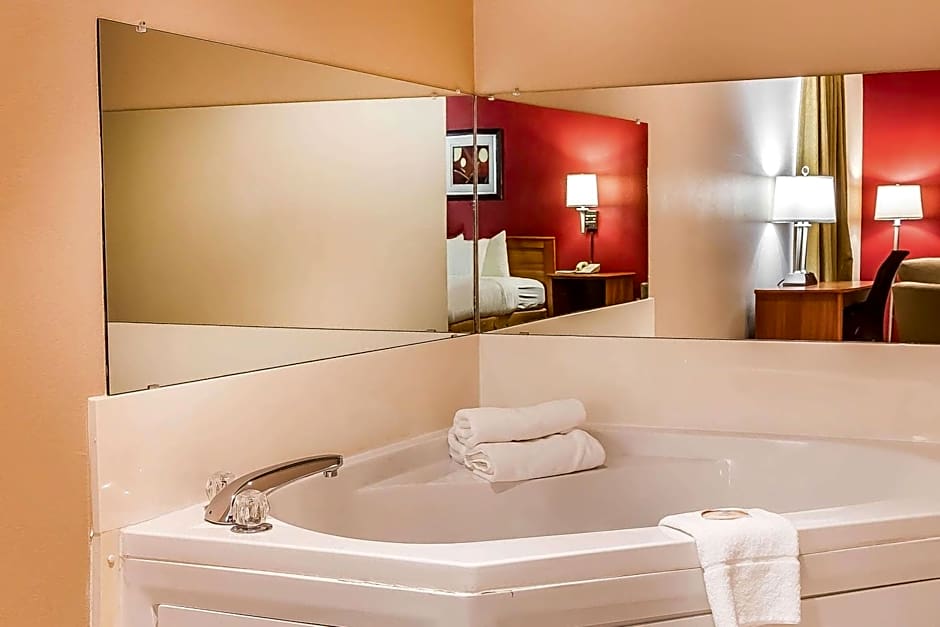 Quality Inn & Suites Chesterfield Village