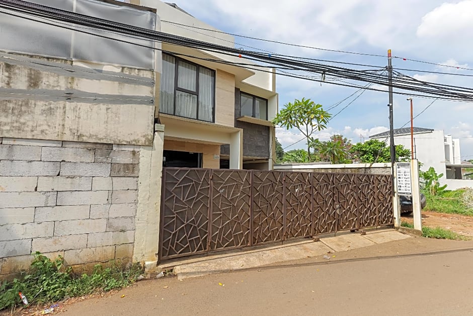 RedDoorz Syariah near Green Park Jatiwarna