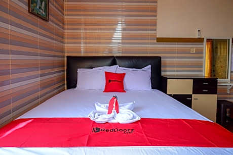 RedDoorz near Kendari Beach 2