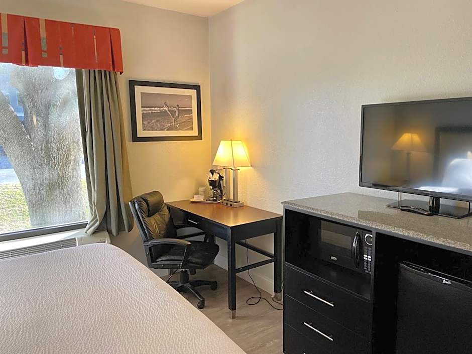 Days Inn & Suites by Wyndham Lakeland