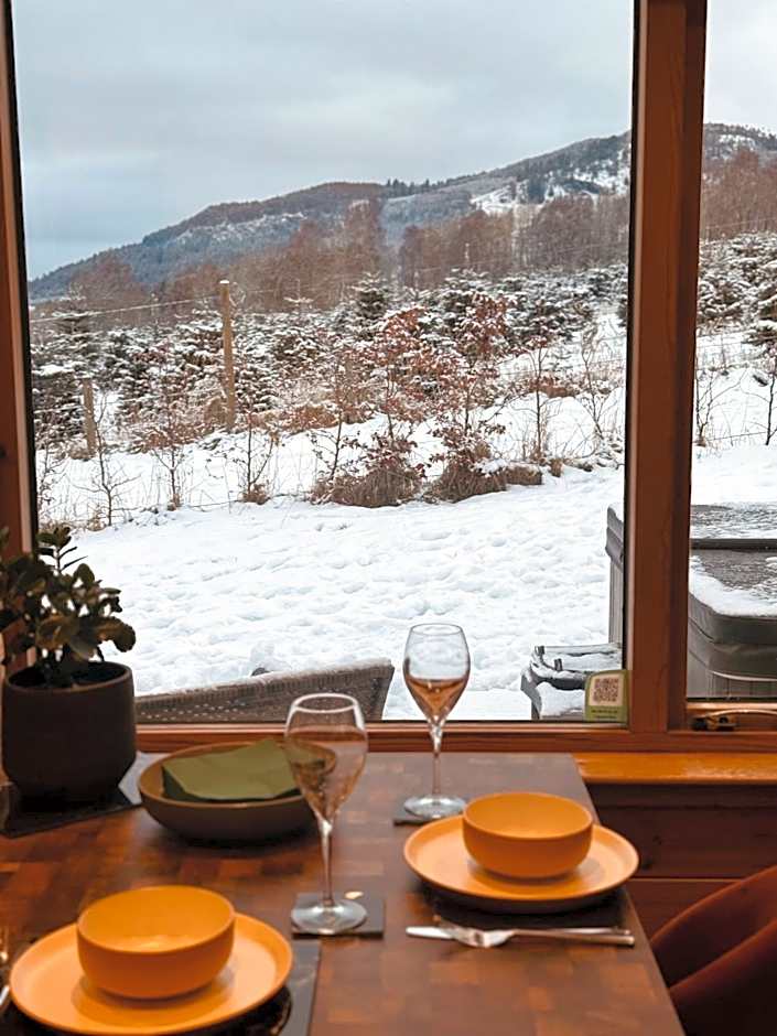 Kinnaird Lodges - Bealach lodge with hot tub