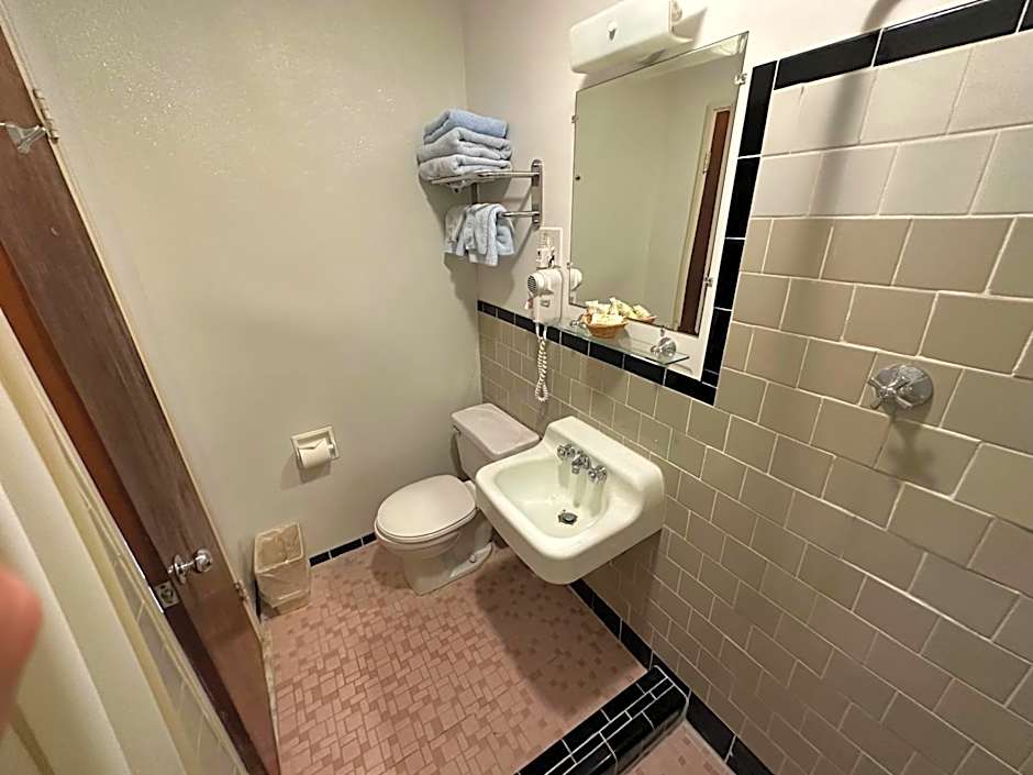 Four Oaks Lodging