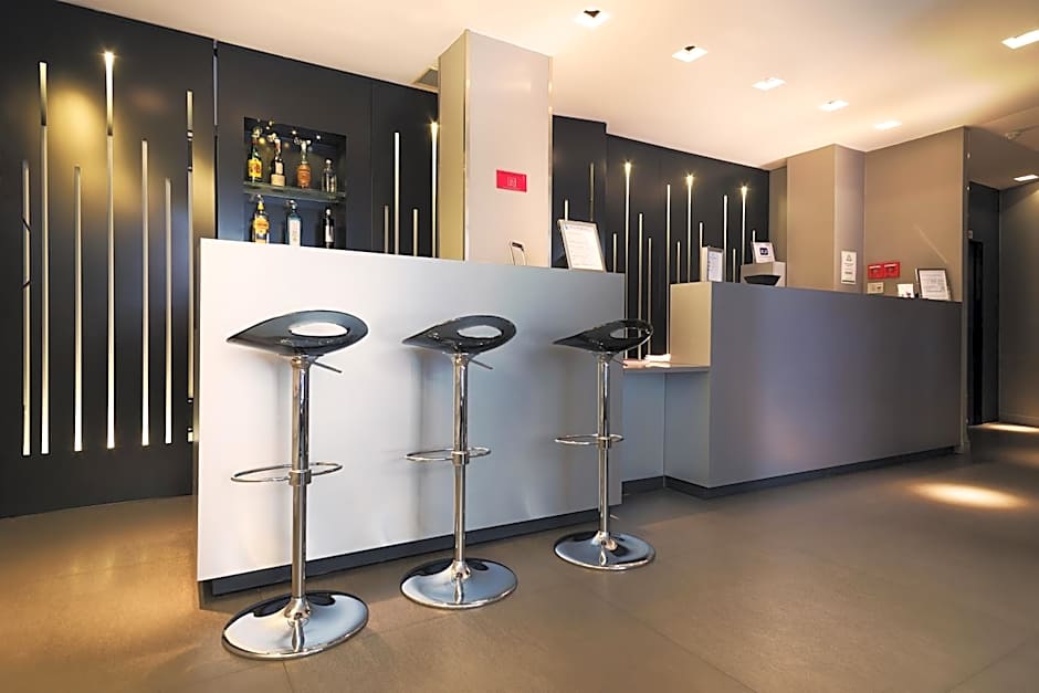 Arc De Triomphe Etoile Hotel