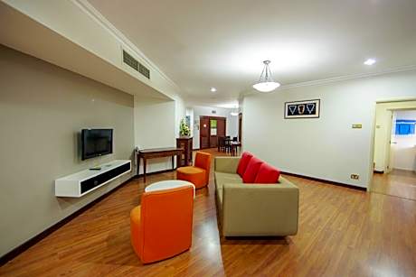 Grand Deluxe Three-Bedroom Apartment