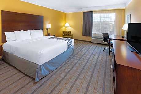 King Room with Bath Tub - Mobility/Hearing Accessible - Non-Smoking