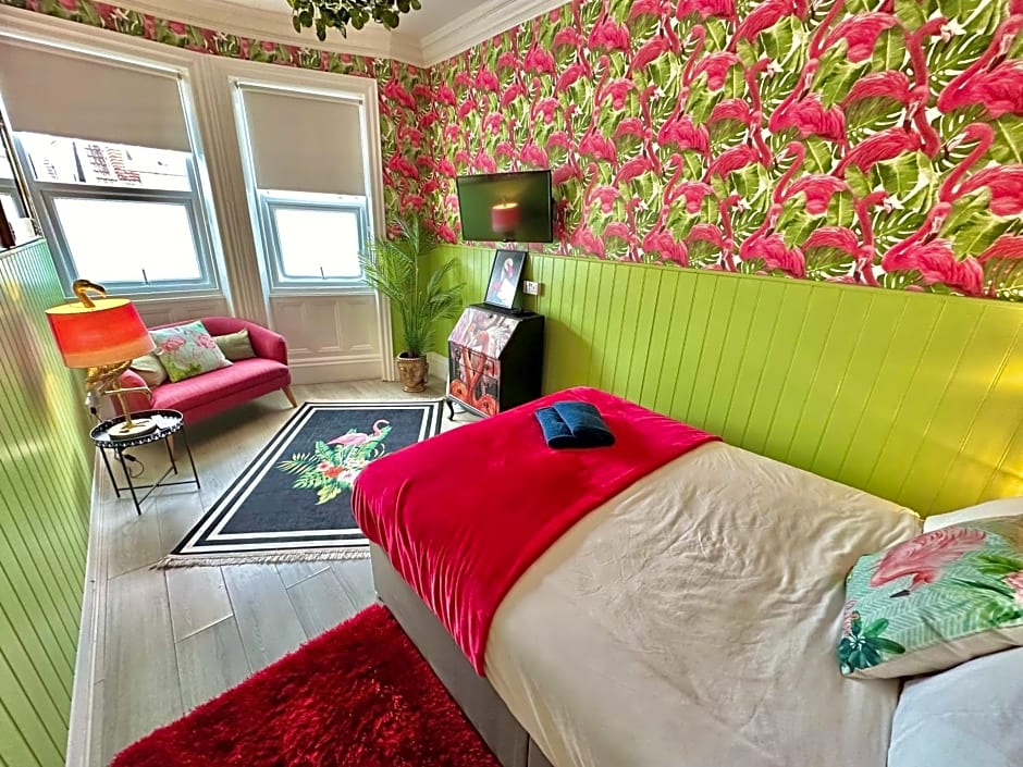 Lemur Lodge - Boutique Apartments - Short Stroll to The Beach